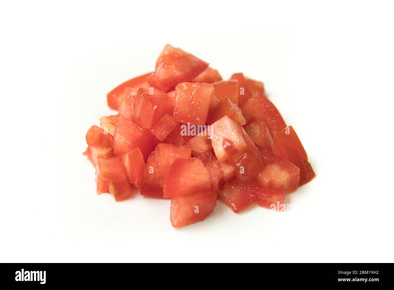 Mucchio di pomodori tritati o tagliati a dadini isolati Foto Stock