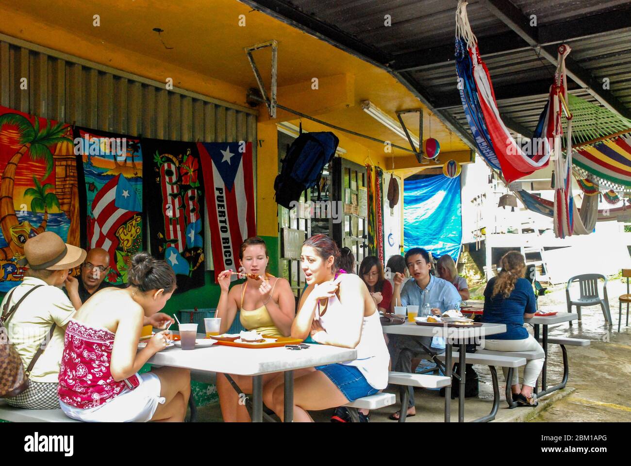 Turisti che visitano un ristorante o una caffetteria sulla strada per mangiare e bere nella Foresta Nazionale di El Yunque, un'area tropicale della foresta pluviale a Puerto Rico Foto Stock