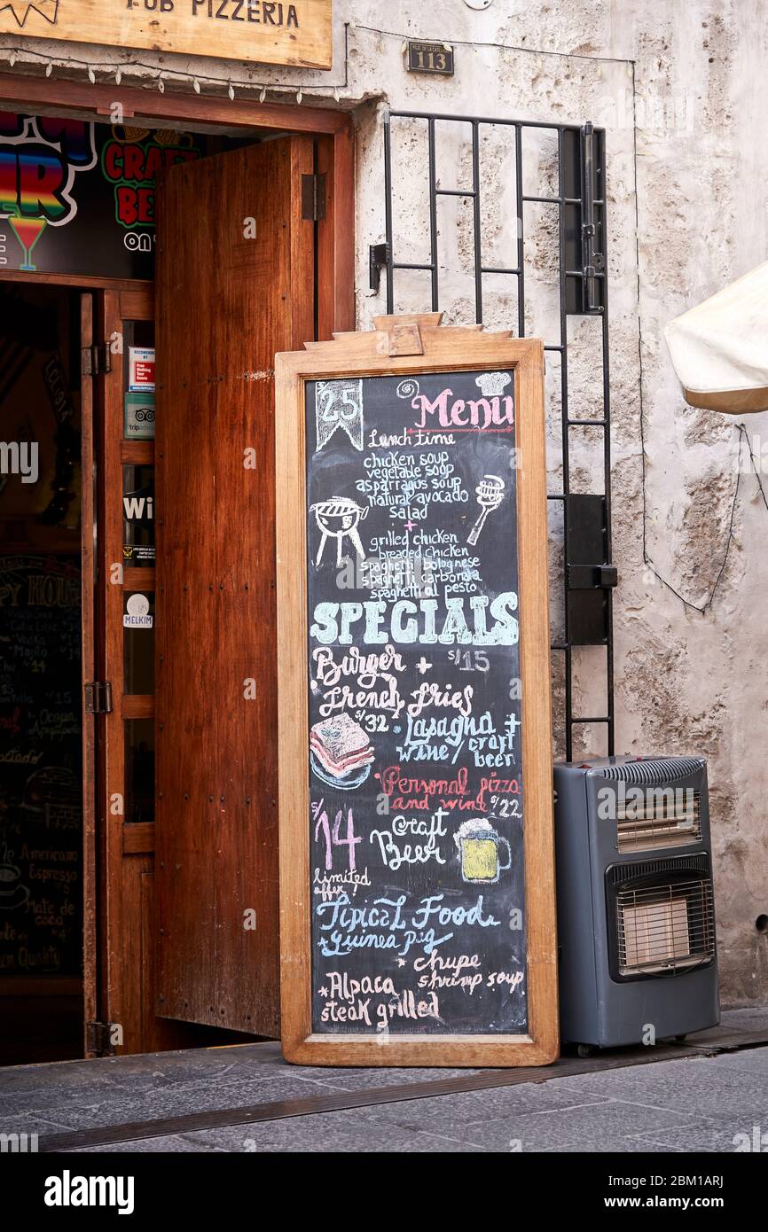 Tipico menu in gesso fuori da un bar ad Arequipa, Perù Foto Stock