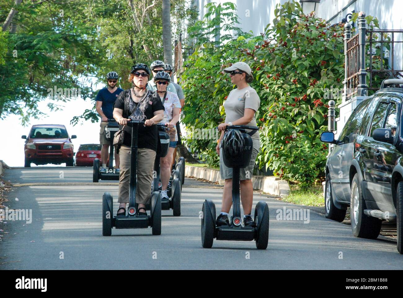 Turisti nella città vecchia di San Juan divertirsi con un tour guidato in Segway, Puerto Rico Foto Stock