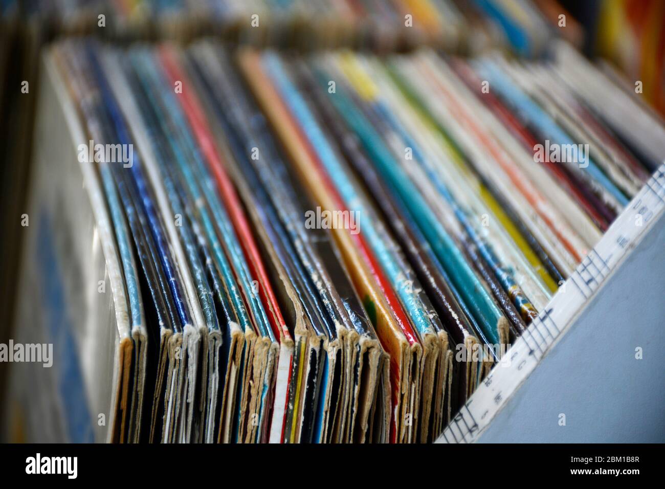 Collezione di vecchi dischi di vinile giradischi in vinile vintage lp nelle sue copertine con maniche in scaffale Foto Stock