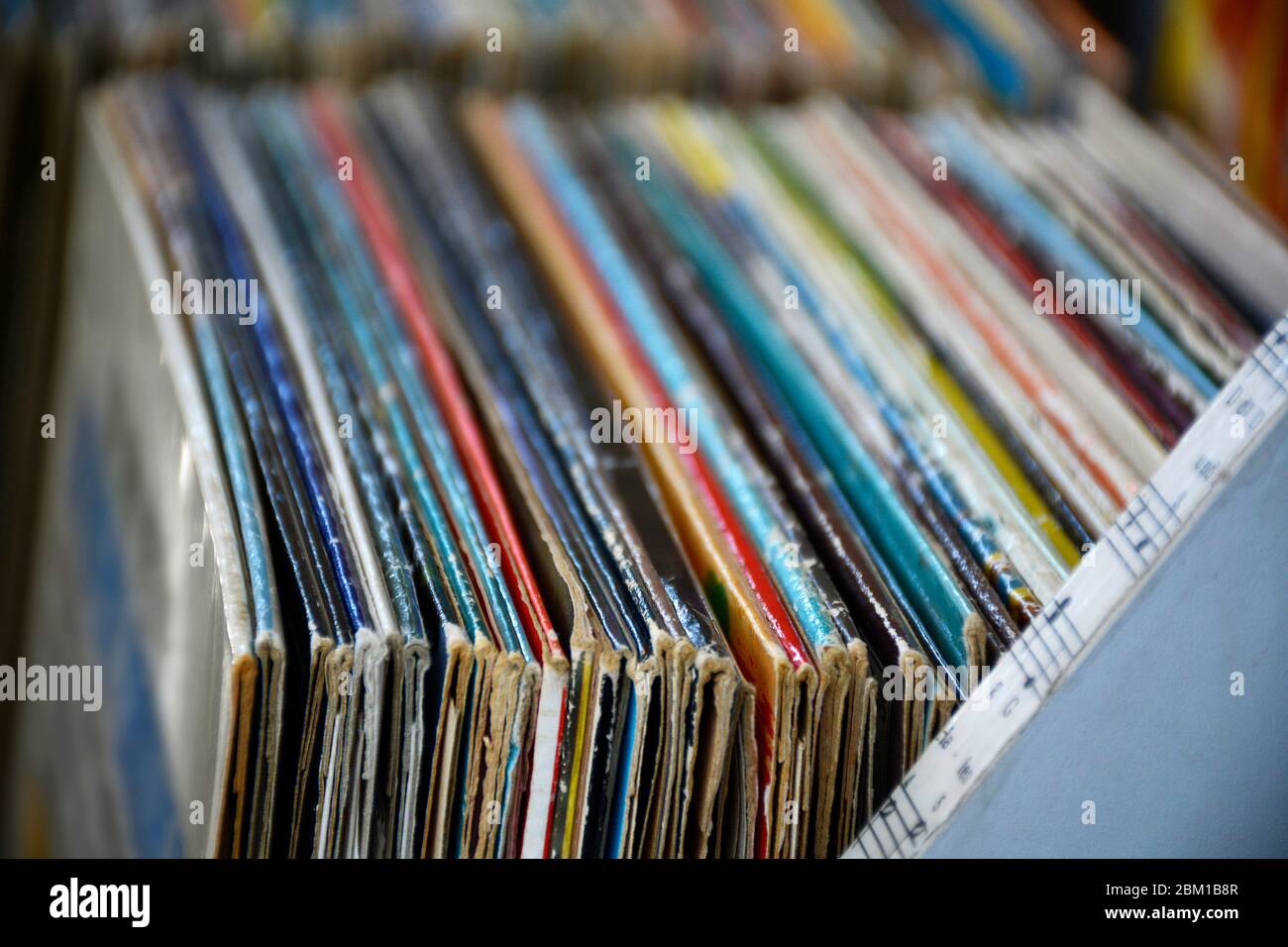 Collezione di vecchi dischi di vinile giradischi in vinile vintage lp nelle sue copertine con maniche in scaffale Foto Stock