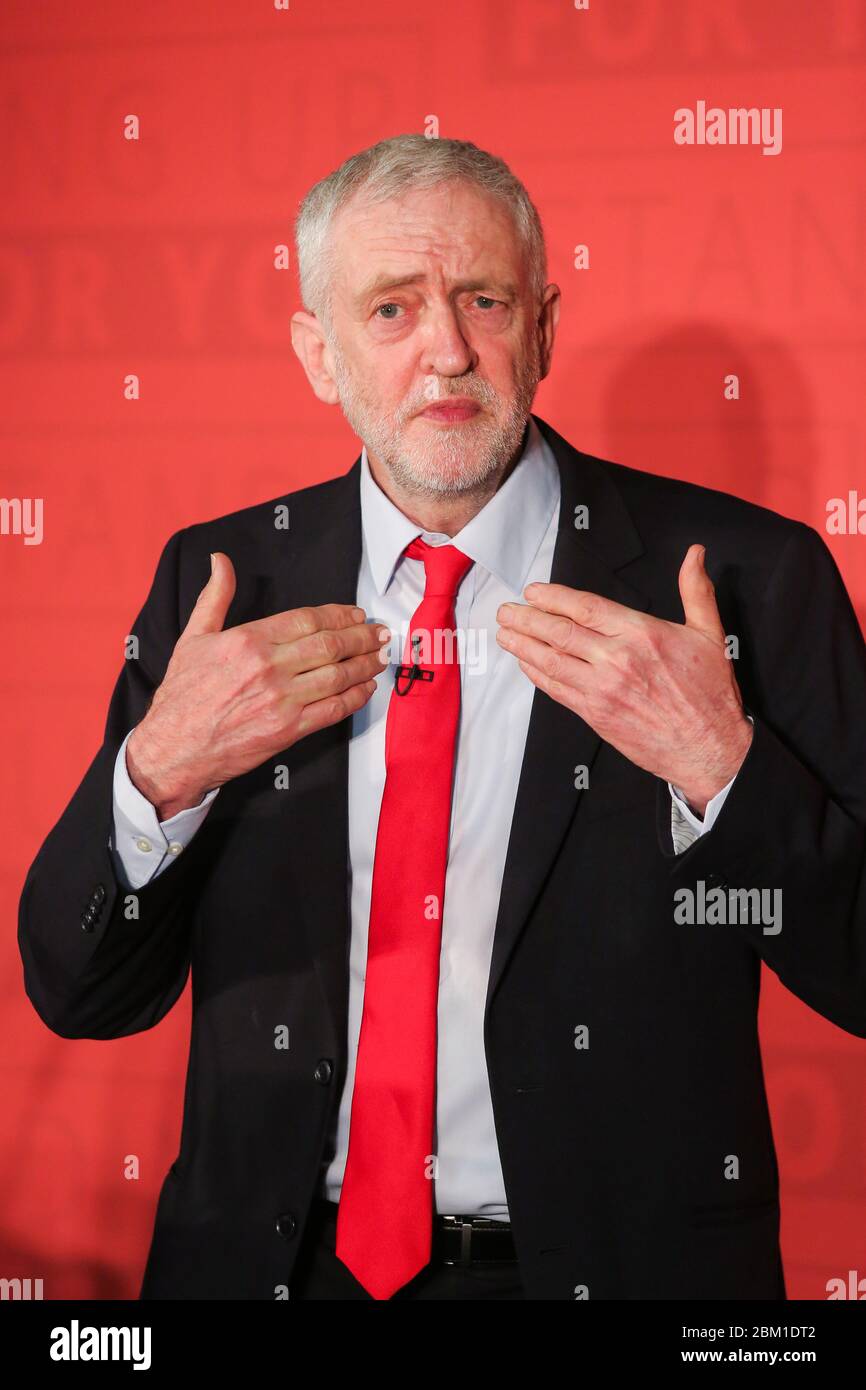 Il leader del lavoro Jeremy Corbyn parla a un incontro a Newark per delineare gli obiettivi del partito nelle prossime elezioni locali. Foto Stock