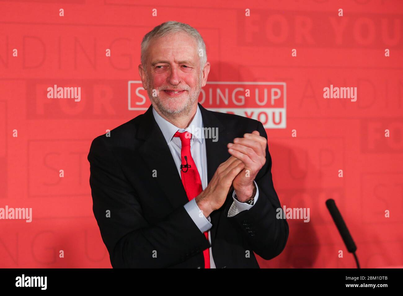 Il leader del lavoro Jeremy Corbyn parla a un incontro a Newark per delineare gli obiettivi del partito nelle prossime elezioni locali. Foto Stock