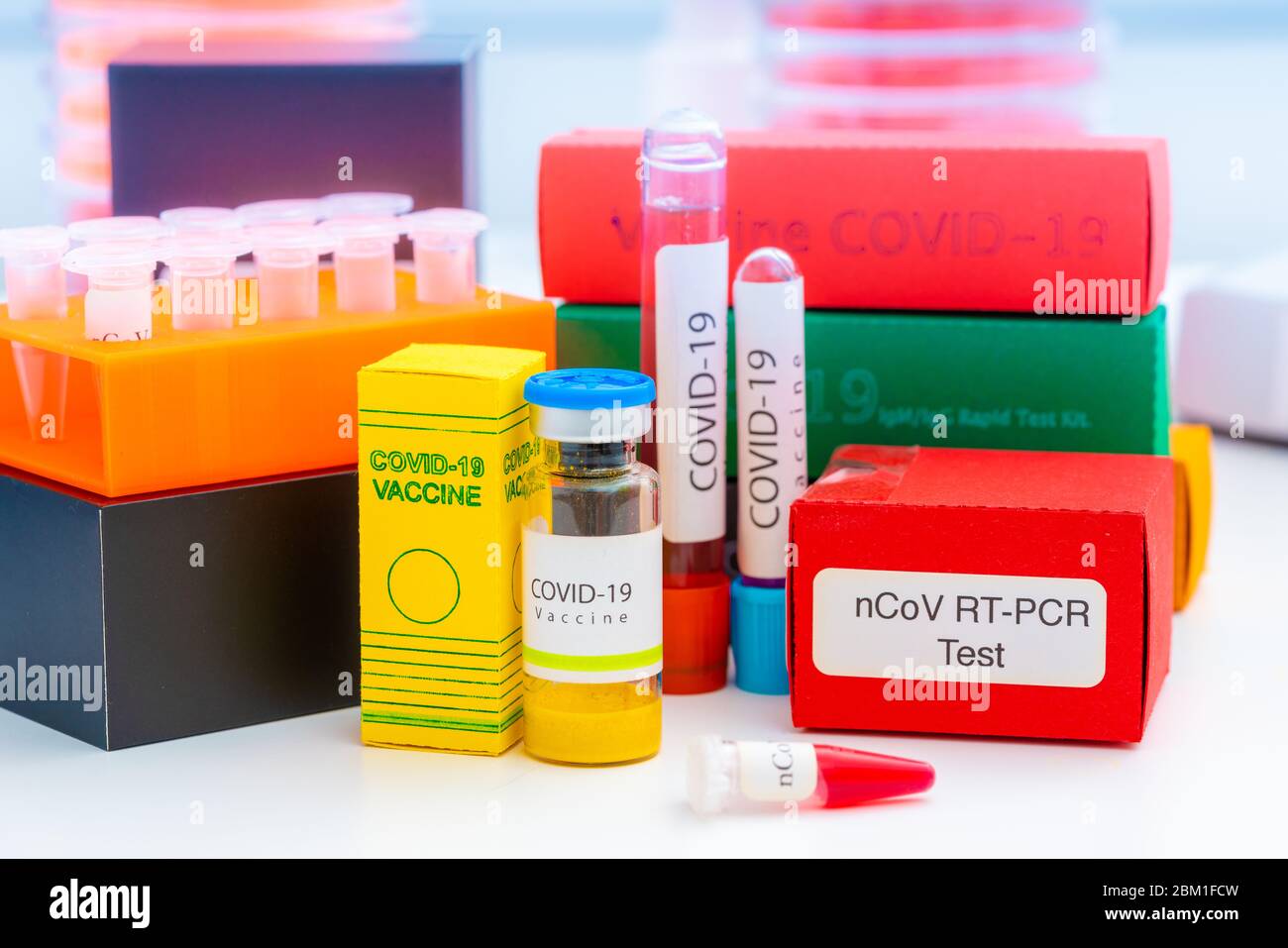 Una serie di medicinali in laboratorio medico per il coronavirus NCOV- 19 dal test PCR, test anticorpale, vaccino e farmaco antivirale remdesivir Foto Stock