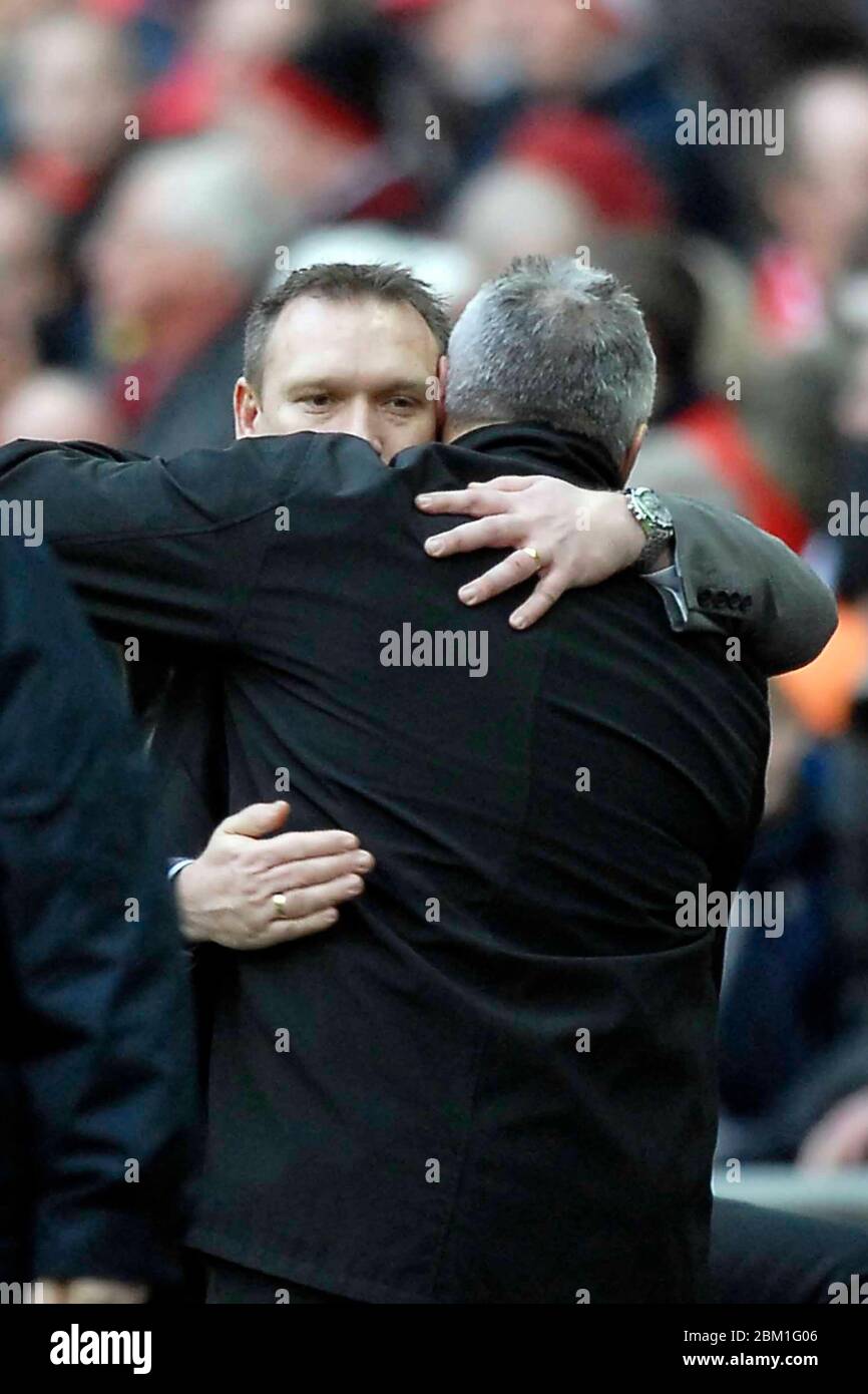 LONDRA, REGNO UNITO. APRILE 06: Simon Davey manager di Barnsley (di fronte) e Dave Jones manager di Cardiff City Hug alla fine del gioco dopo fa Cup semi-Fi Foto Stock