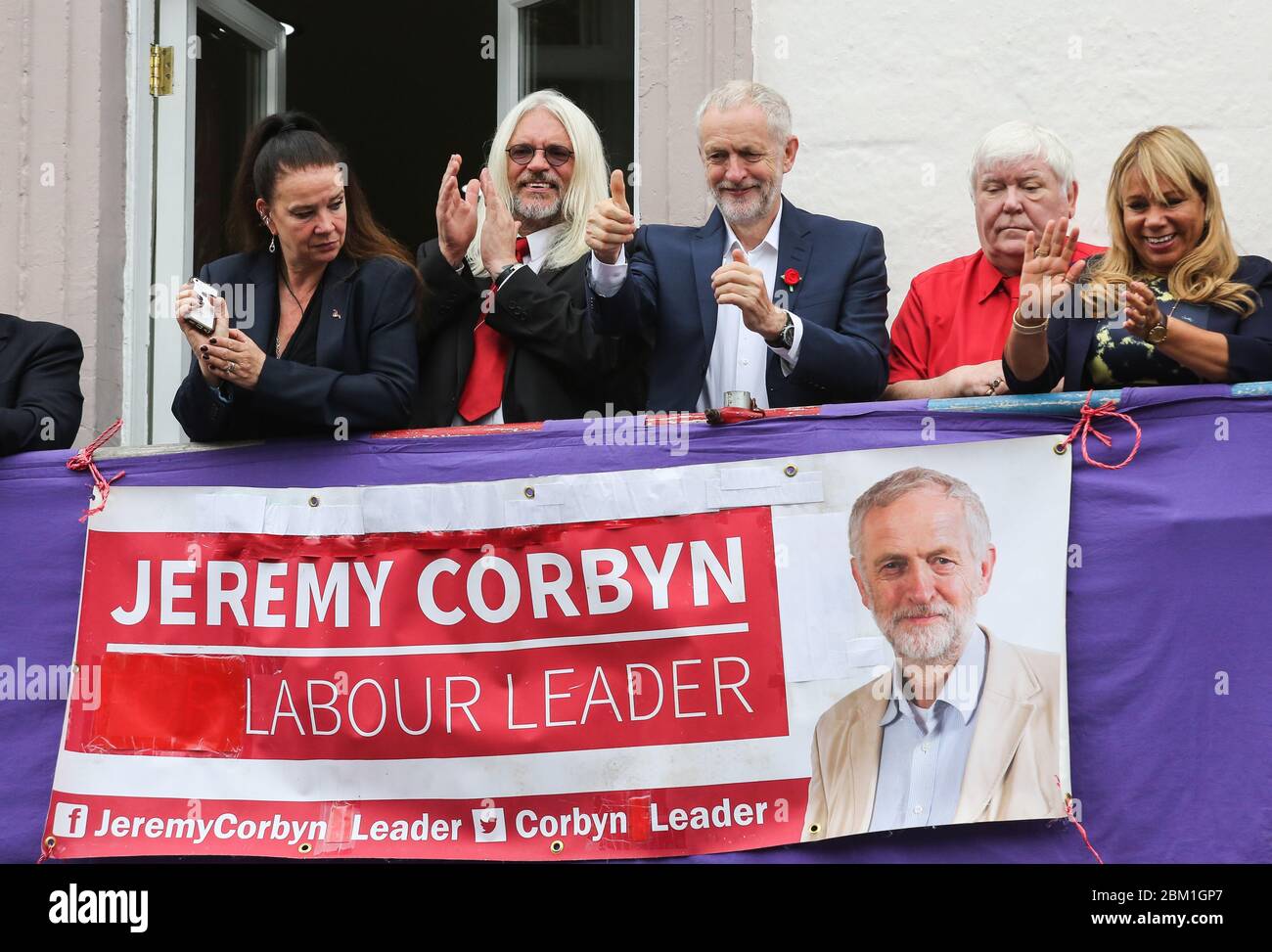 Il leader del lavoro Jeremy Corbyn, insieme a Tosh McDonald del sindacato ASLEF, al Durham Miners' Gala nella contea di Durham, Regno Unito. Foto Stock