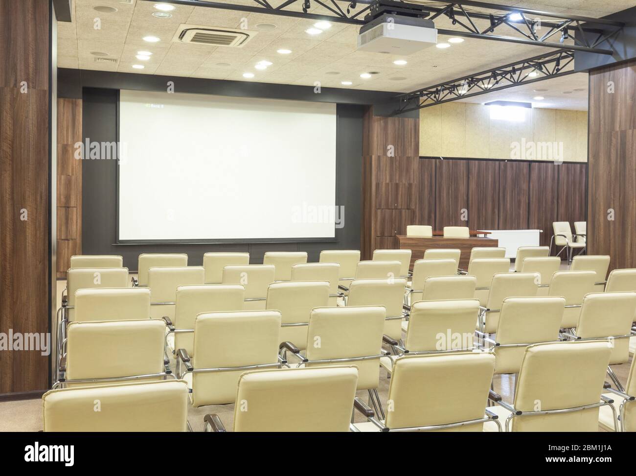 Vista dai posti a sedere nell'auditorium a schermo vuoto Foto Stock