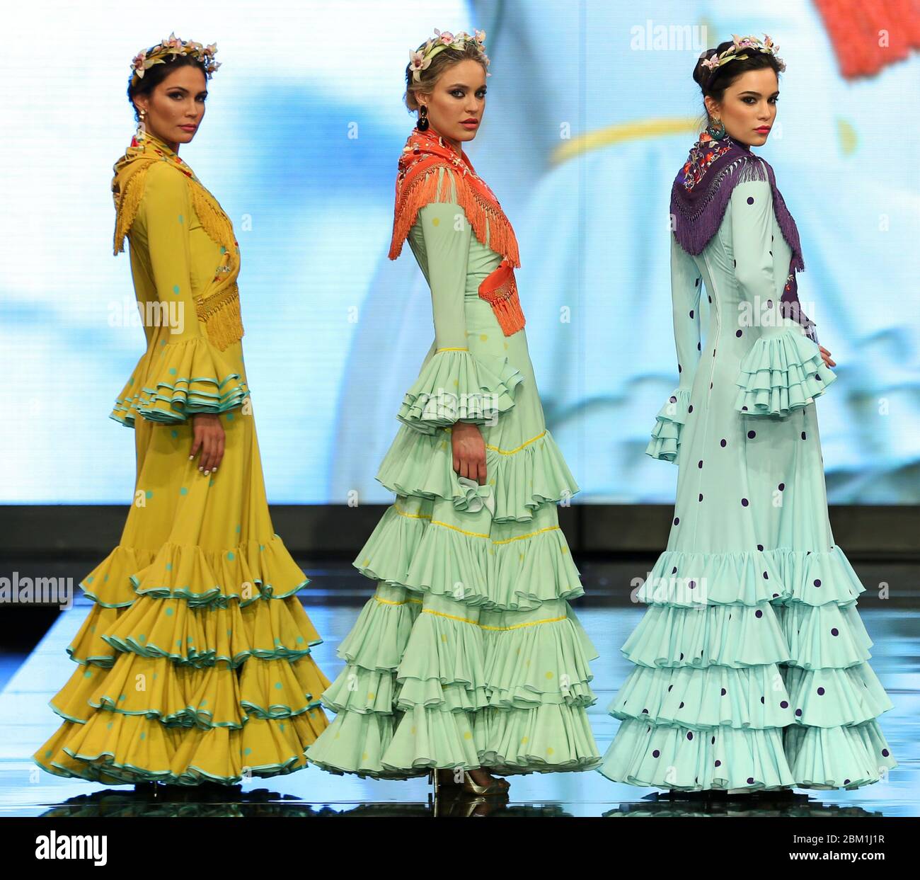 SEVILLA, SPAGNA - 30 GENNAIO: Modelli che indossano abiti della collezione Bajo el Soul de Andalucia del designer Miabril come parte della SIMOF 2020 (Photo credit: Mickael Chavet) Foto Stock