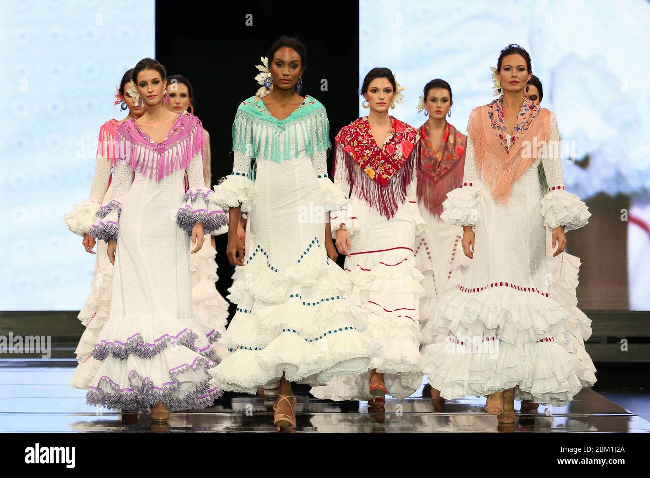 SEVILLA, SPAGNA - 30 GENNAIO: Modelli che indossano abiti della collezione Bajo el Soul de Andalucia del designer Miabril come parte della SIMOF 2020 (Photo credit: Mickael Chavet) Foto Stock