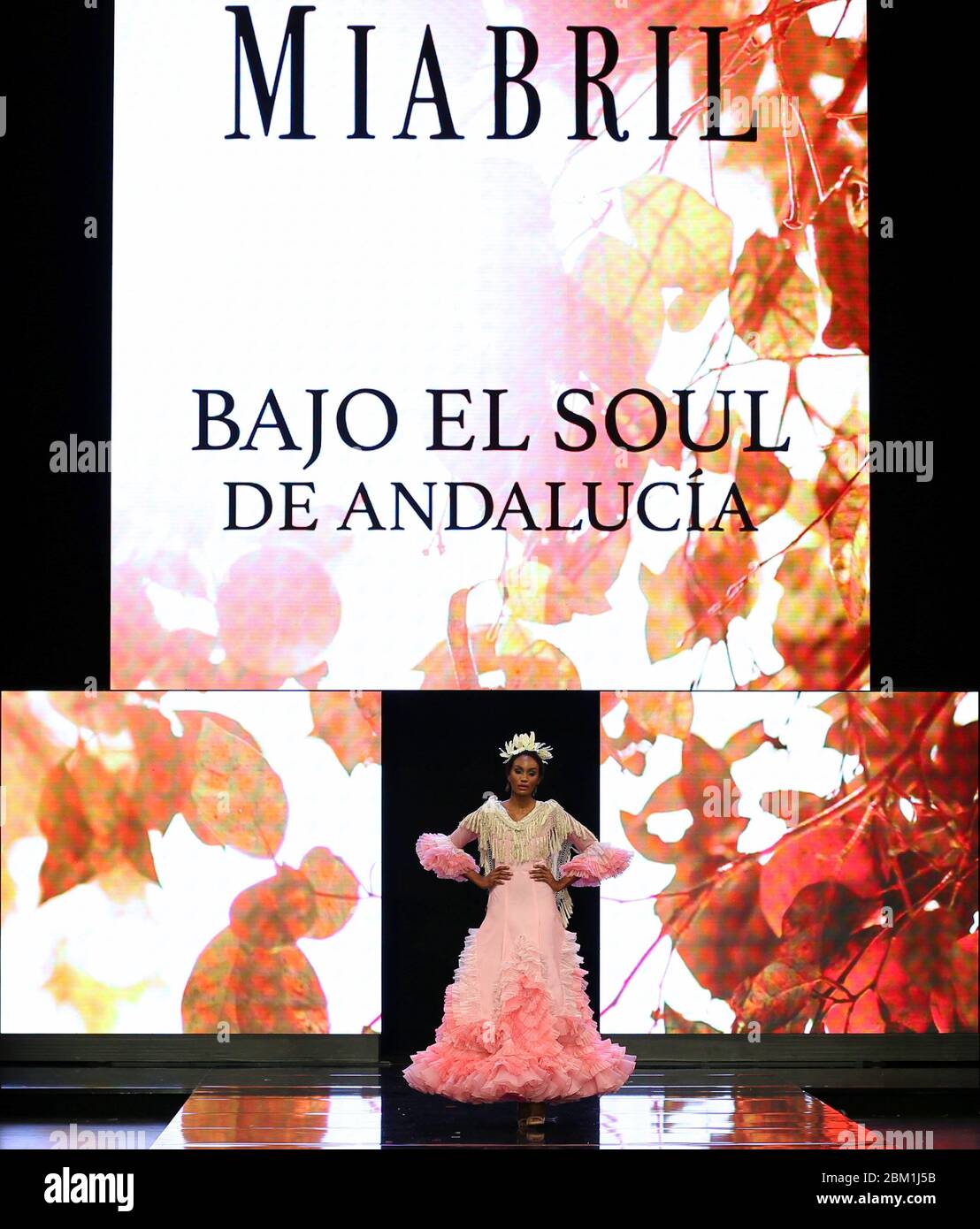 SEVILLA, SPAGNA - 30 GENNAIO: Modello con abito della collezione Bajo el Soul de Andalucia del designer Miabril nell'ambito della SIMOF 2020 (Photo credit: Mickael Chavet) Foto Stock