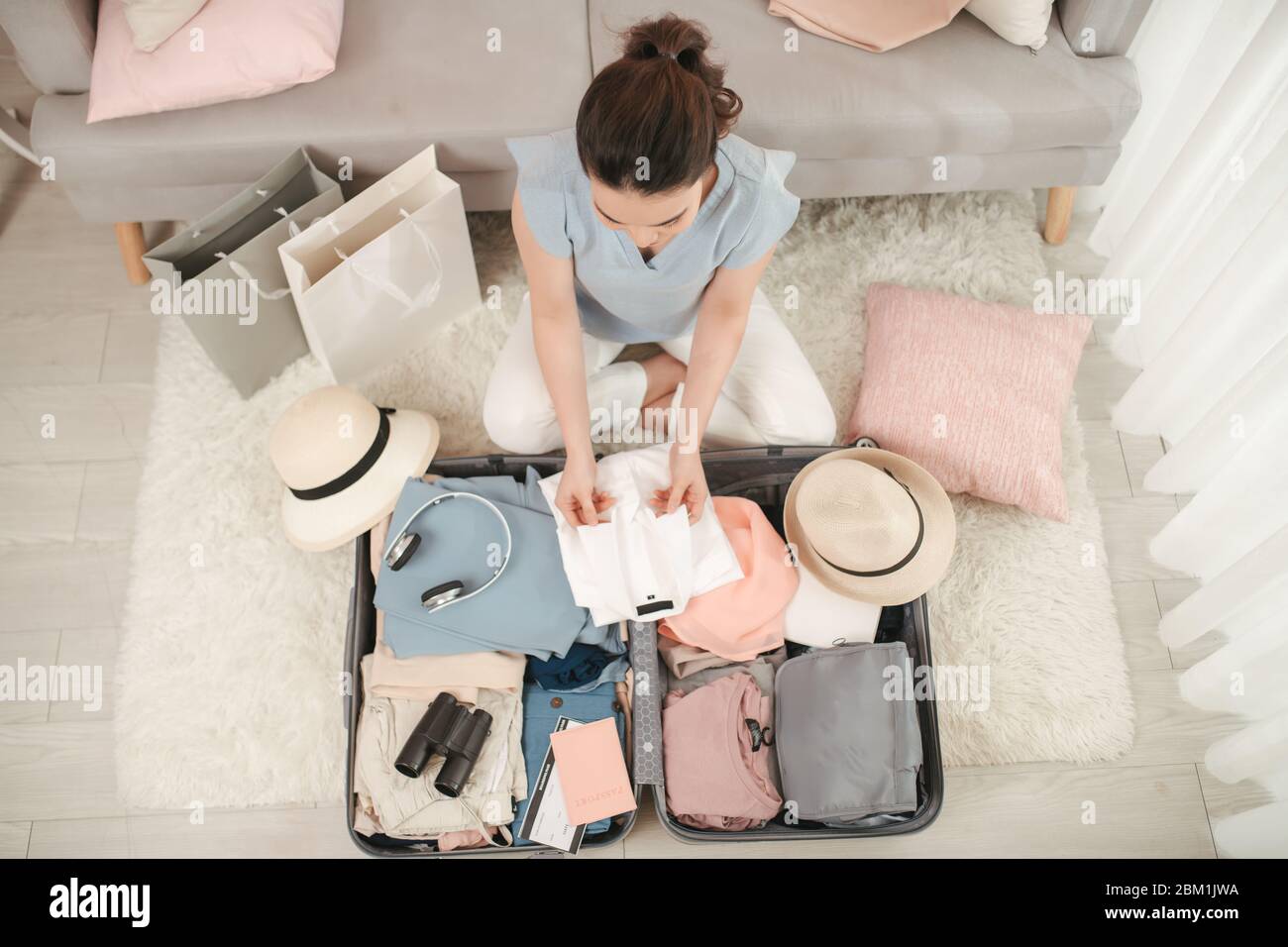 Donna di imballaggio a mano un bagaglio per un nuovo viaggio e viaggio per un lungo weekend Foto Stock