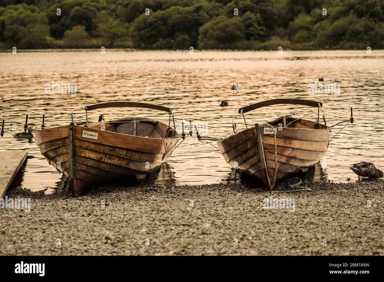 Due barche a remi sulla riva a Derwent Water Foto Stock