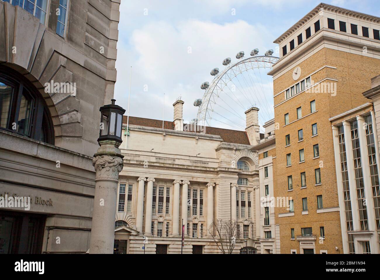 London Eye visto su Forum Magnum Square Foto Stock