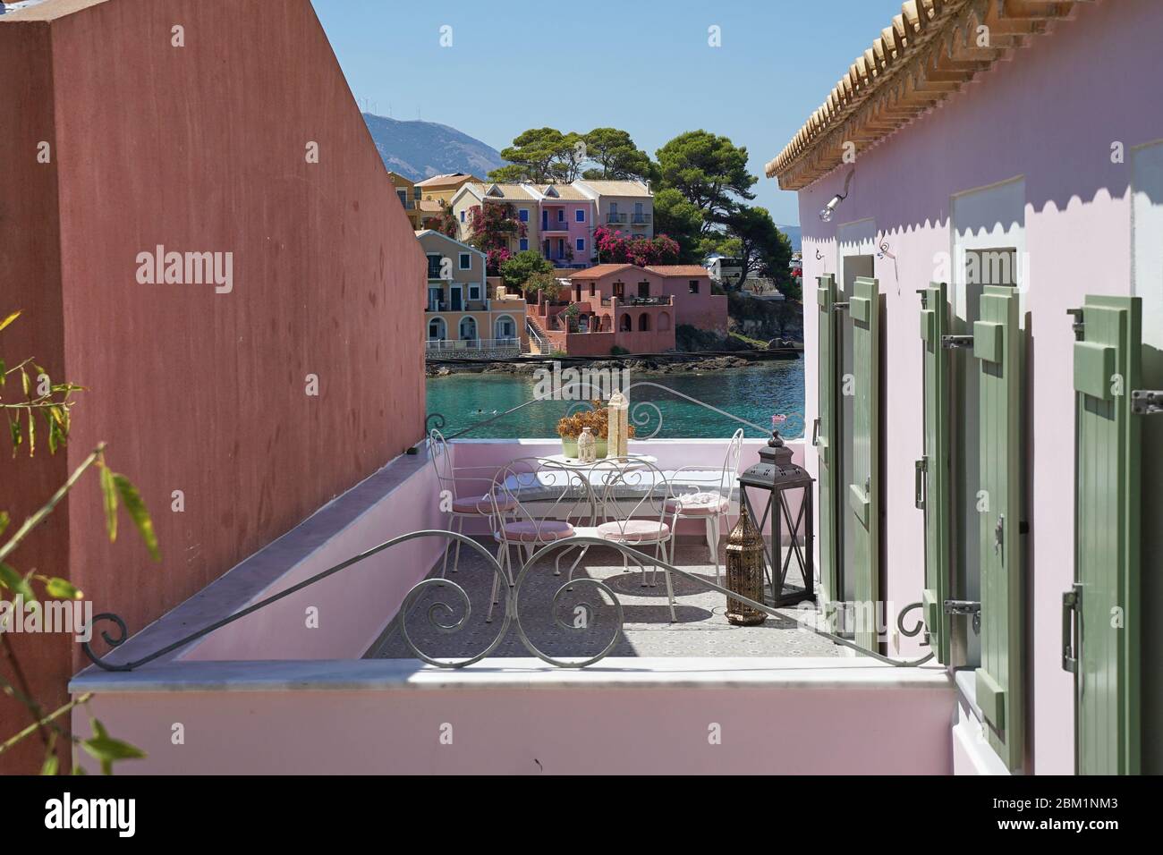 Bella piccola strada / scale con fiori nel villaggio di Asos, Isola di Cefalonia, Mar Ionio, Mediterraneo, Grecia Foto Stock