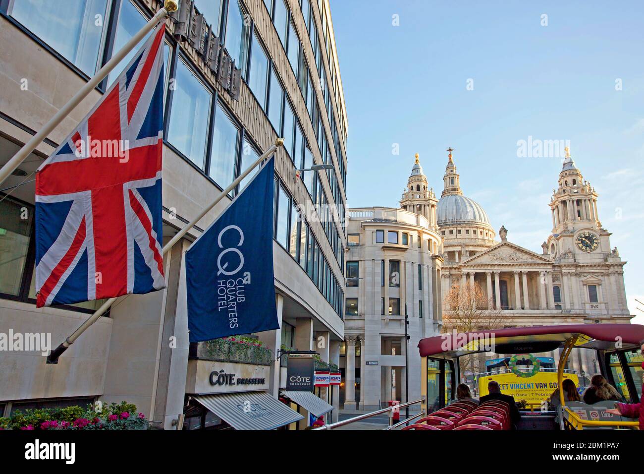 Union Jack e CQ Club Quarters Hotel flag e St Pauls Cathedral, Londra Foto Stock
