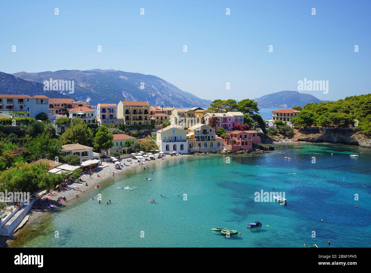 ASOS villaggio panorama e mare blu in una giornata di sole, Cefalonia (Cefalonia) Isola, Mar Ionio, Mediterraneo, Grecia Foto Stock