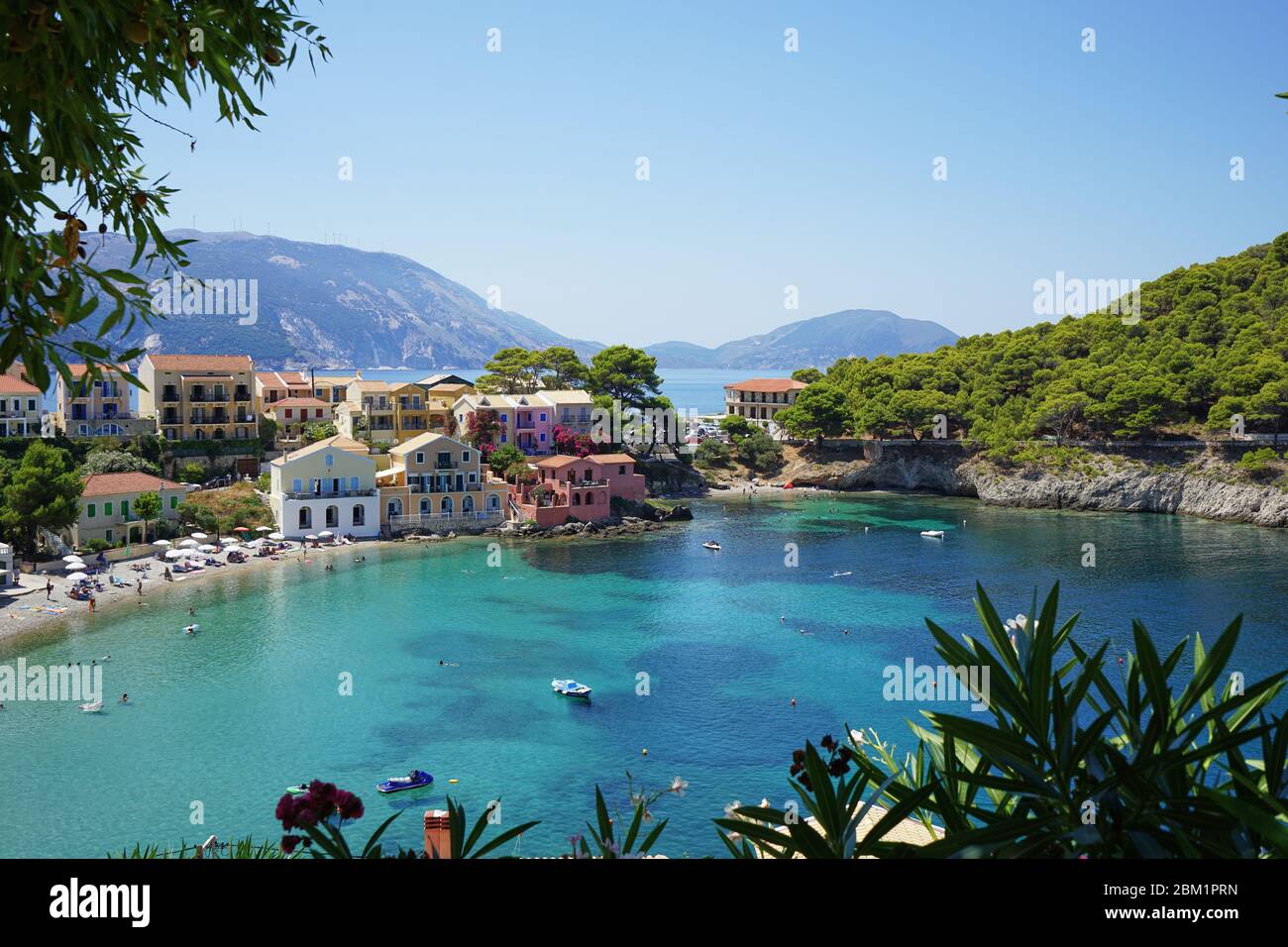 ASOS villaggio panorama e mare blu in una giornata di sole, Cefalonia (Cefalonia) Isola, Mar Ionio, Mediterraneo, Grecia Foto Stock
