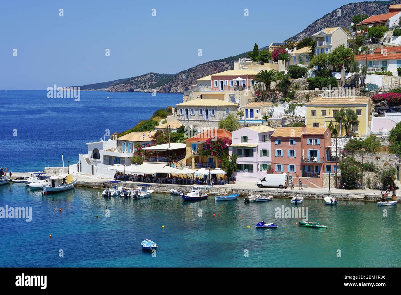 ASOS villaggio panorama e mare blu in una giornata di sole, Cefalonia (Cefalonia) Isola, Mar Ionio, Mediterraneo, Grecia Foto Stock