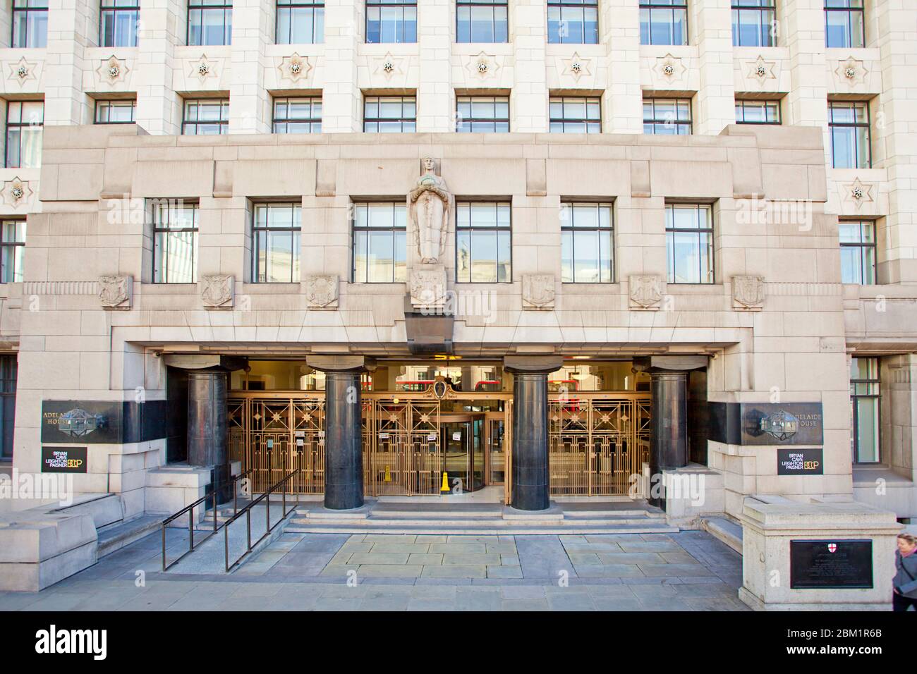 Ingresso alla Adelaide House: La storica porta d'ingresso Art Deco di Londra Foto Stock