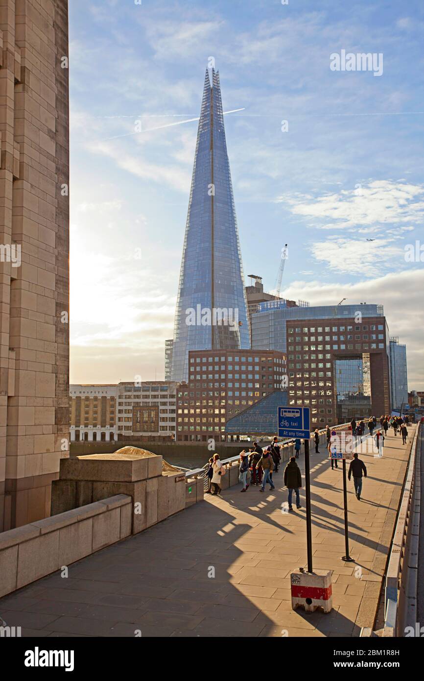 The Shard in Afternoon Light: L’impressionante grattacielo di Londra Foto Stock