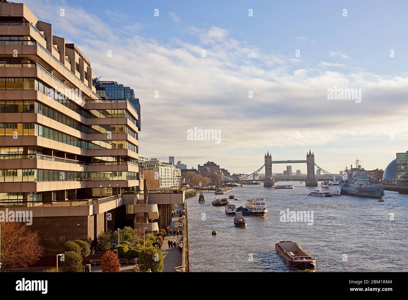 Guardando il Tamigi verso Tower Bridge, Londra Foto Stock