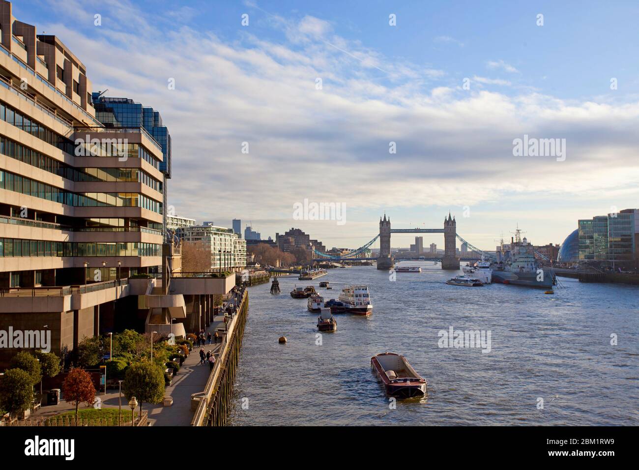 Guardando il Tamigi verso Tower Bridge, Londra Foto Stock
