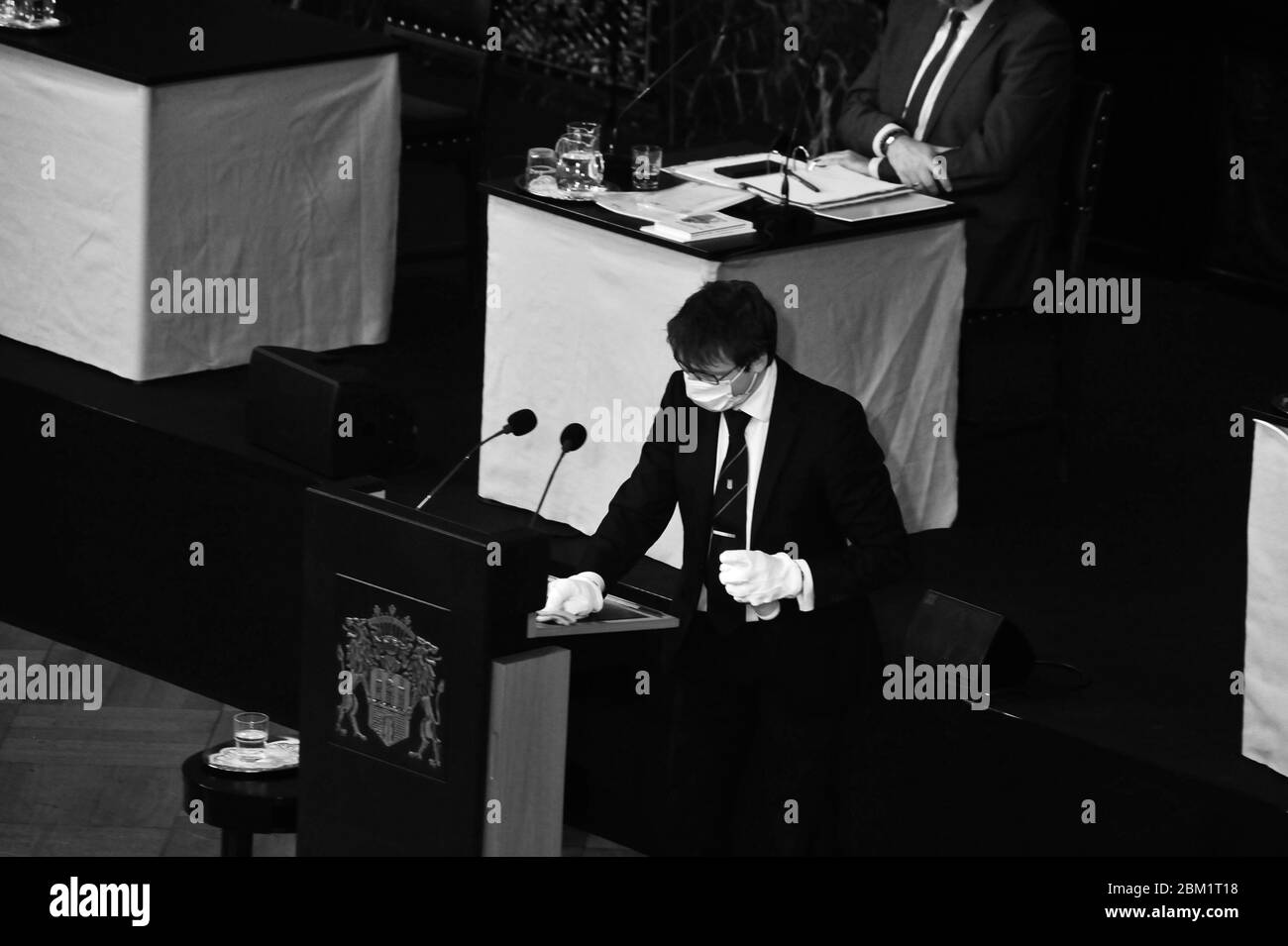 Cittadinanza di Amburgo seduta plenaria alle 06. Maggio 2020 nel Municipio. Pulire il leggio per i relatori dei diversi gruppi politici, che parlano di soluzioni della crisi di Corona ad Amburgo. Foto Stock