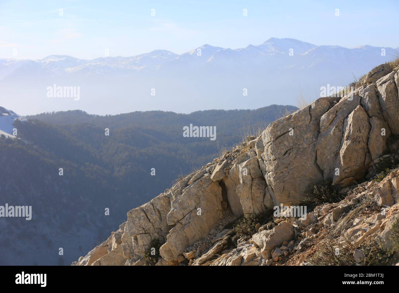 paesaggio con pendio in pietra di montagna su sfondo valle soleggiata Foto Stock