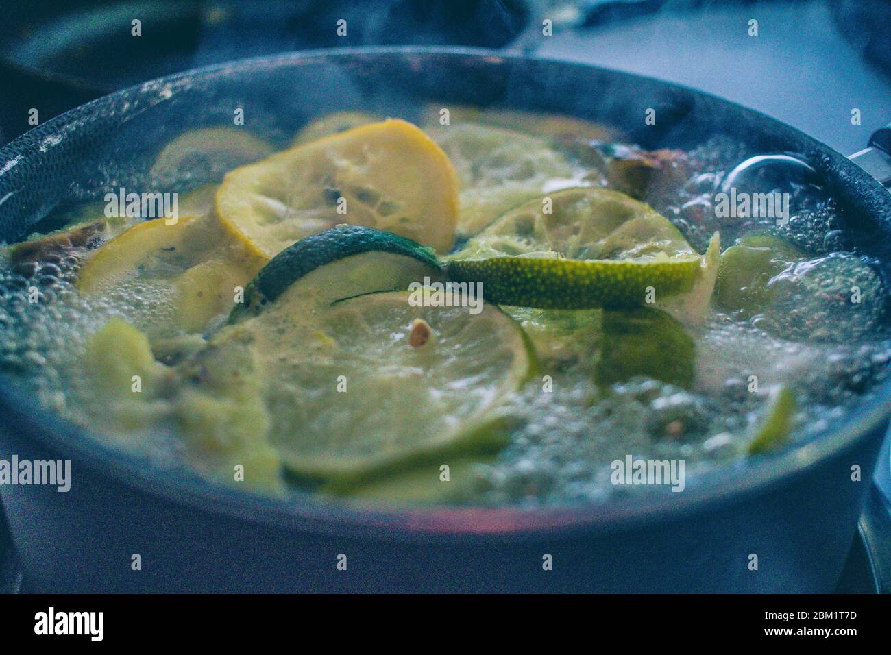 limone bollente, lime, arancia e ananas per il tè Foto Stock