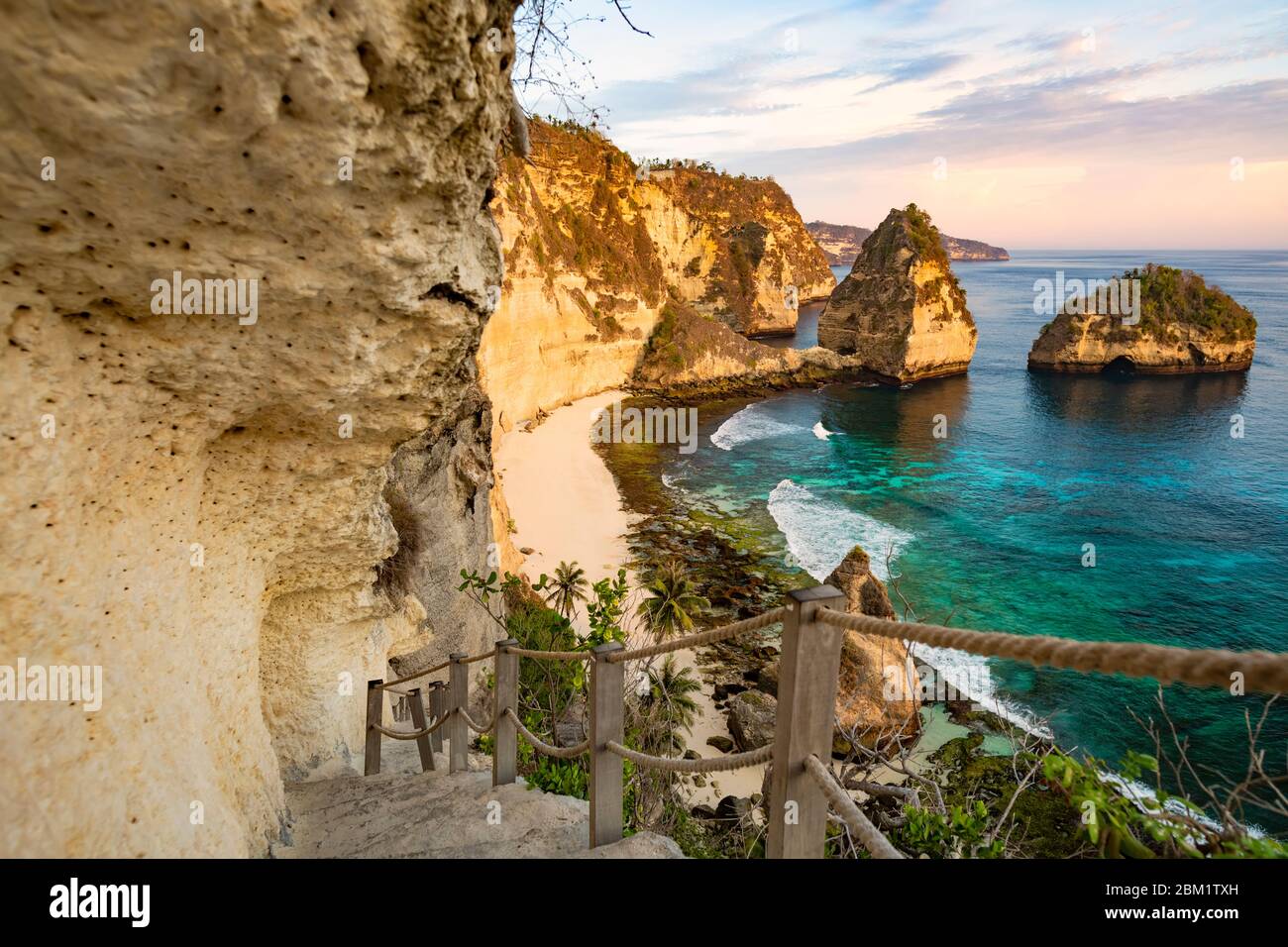 Splendida vista del diamante spiaggia bagnata da un mare turchese durante una bellissima alba. Foto Stock