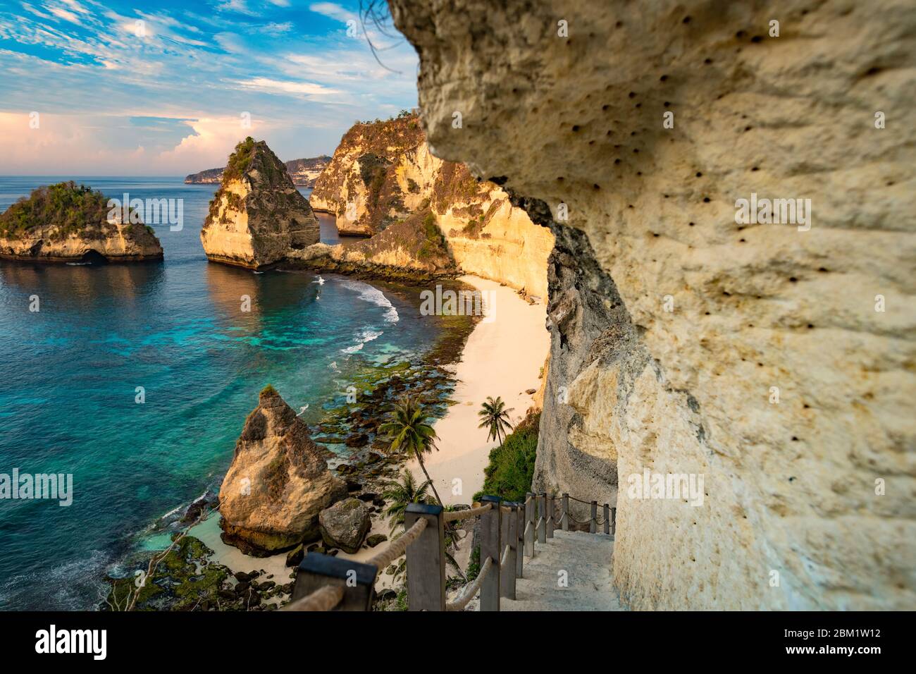 Splendida vista del diamante spiaggia bagnata da un mare turchese durante una bellissima alba. Foto Stock