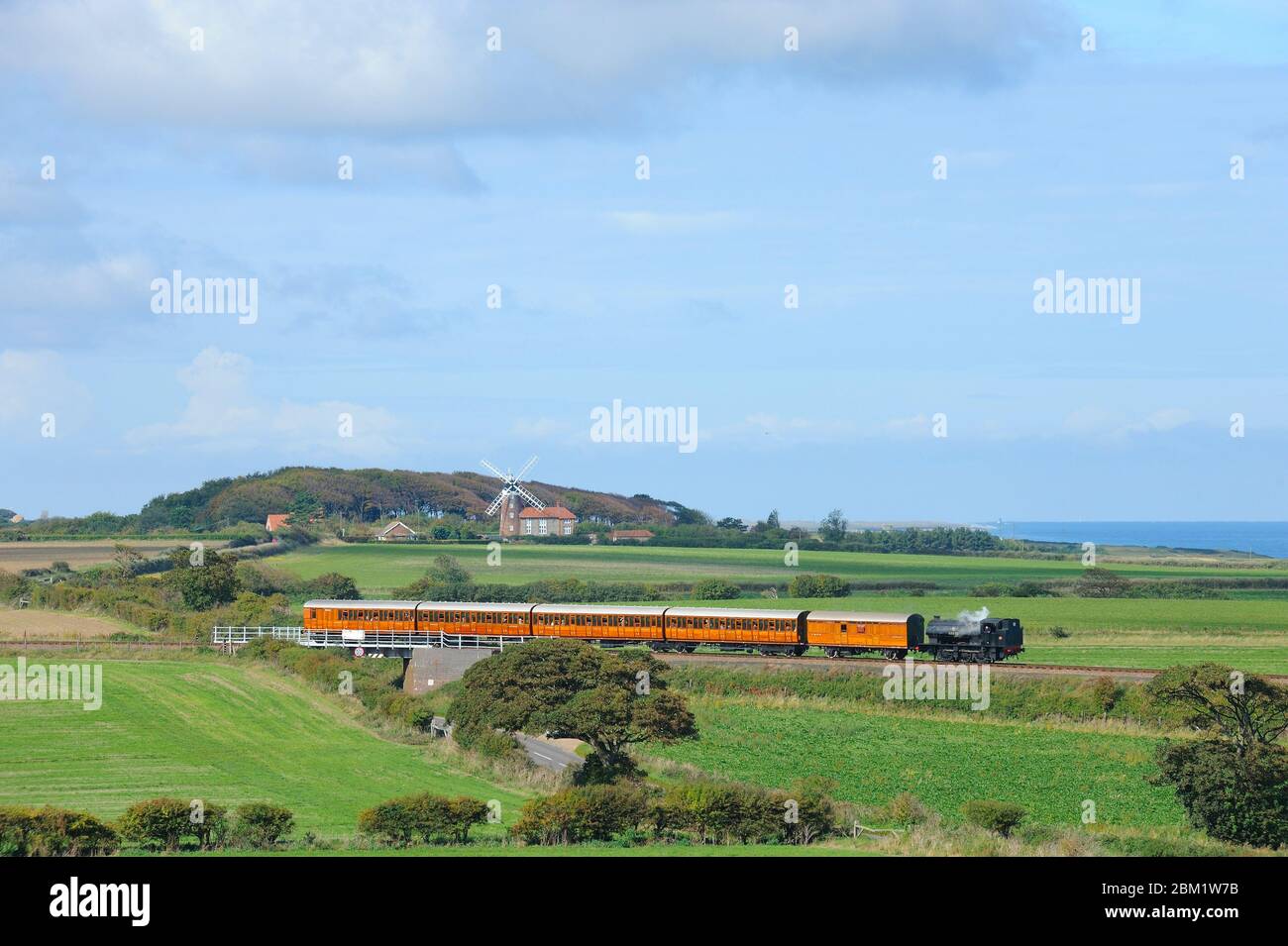 Ferrovia a vapore, gara 'Principe Nero' North Norfolk Railway, Poppy line, mostra Weybourne mulino a vento, Regno Unito, settembre Foto Stock