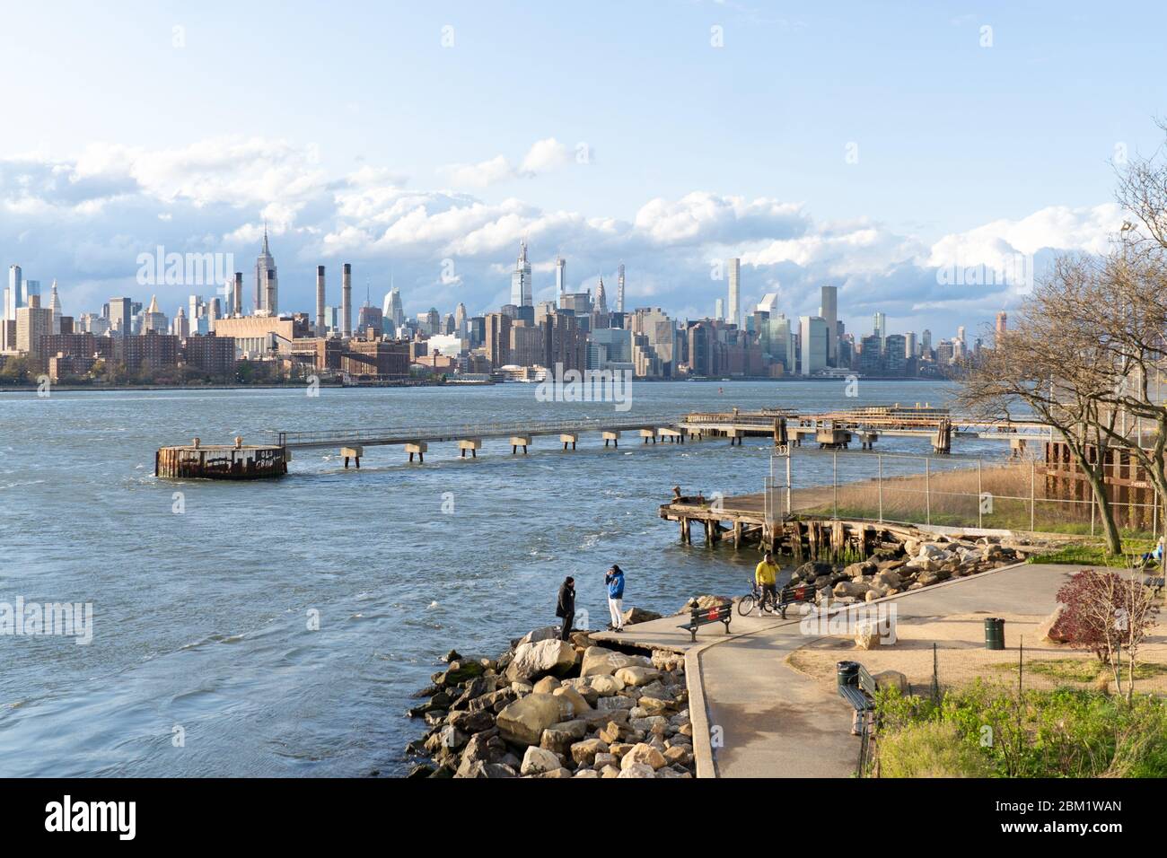 Williamsburg, New York, USA - 3 2020 maggio: Domino Park con vista di Manhattan con People e Joggers Foto Stock