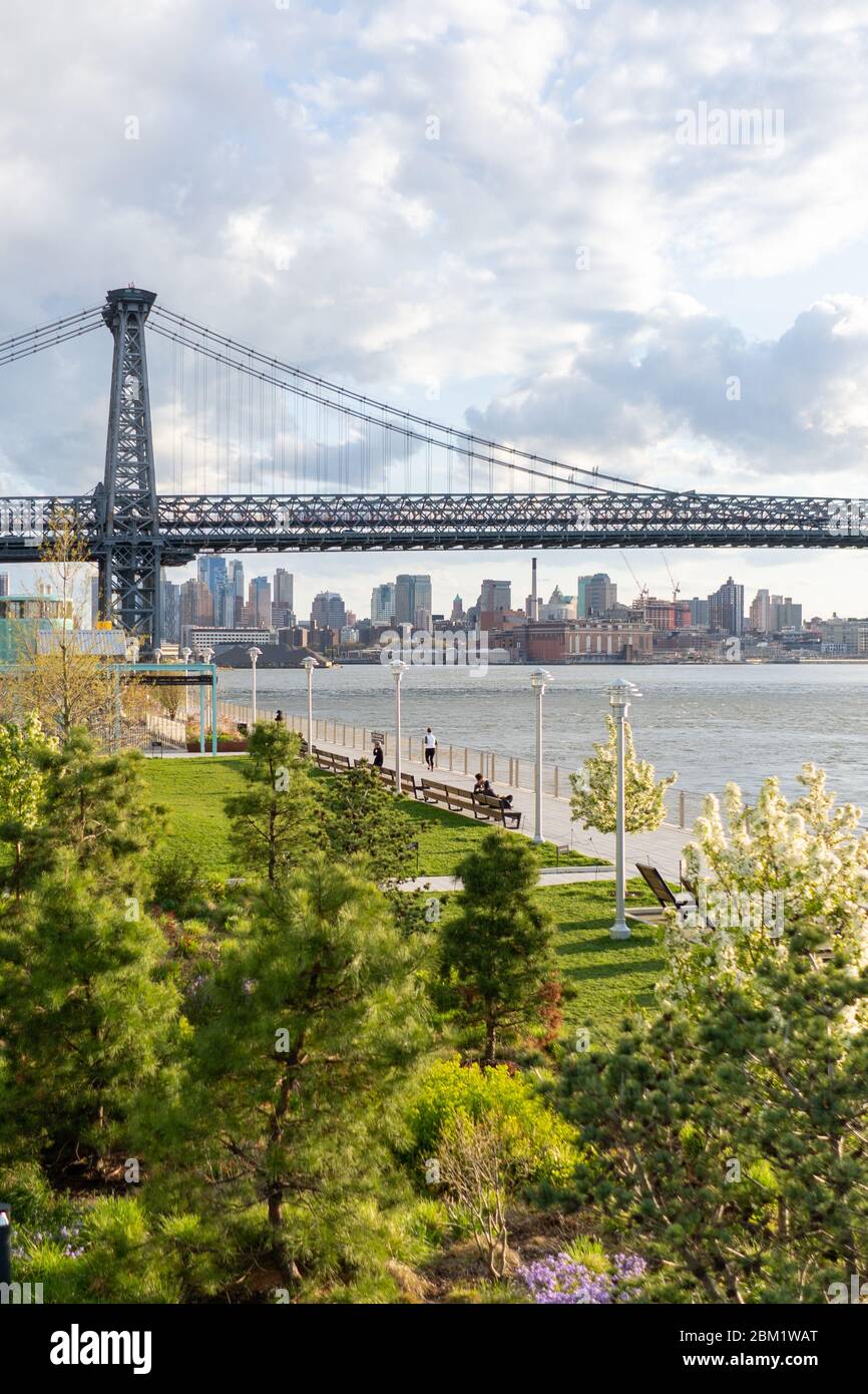 Williamsburg, New York, USA - 3 2020 maggio: Domino Park con vista di Manhattan con People e Joggers Foto Stock