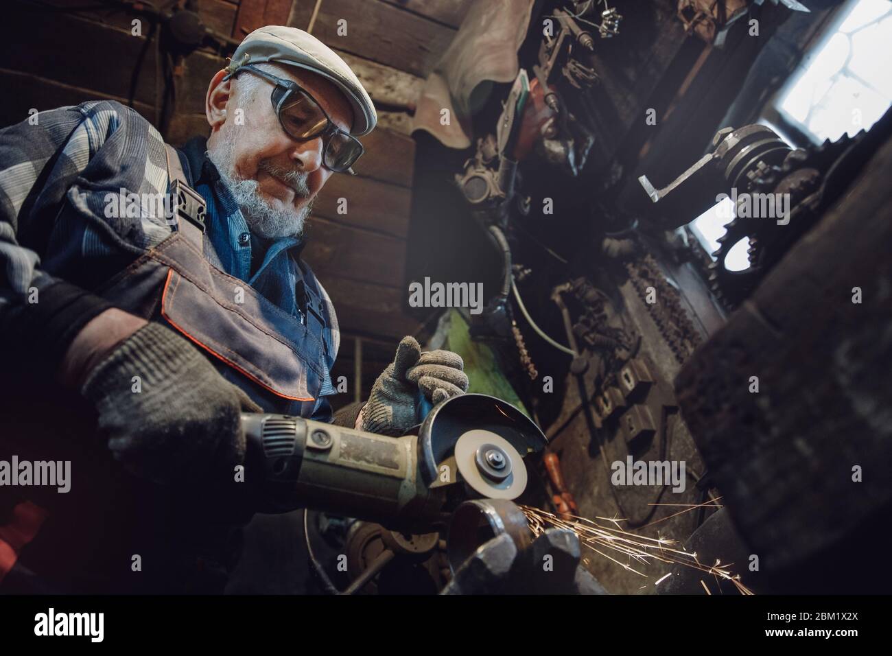 Meccanici anziani anziani per tornitore di sesso maschile che lavorano su macchine utensili per metallo Foto Stock