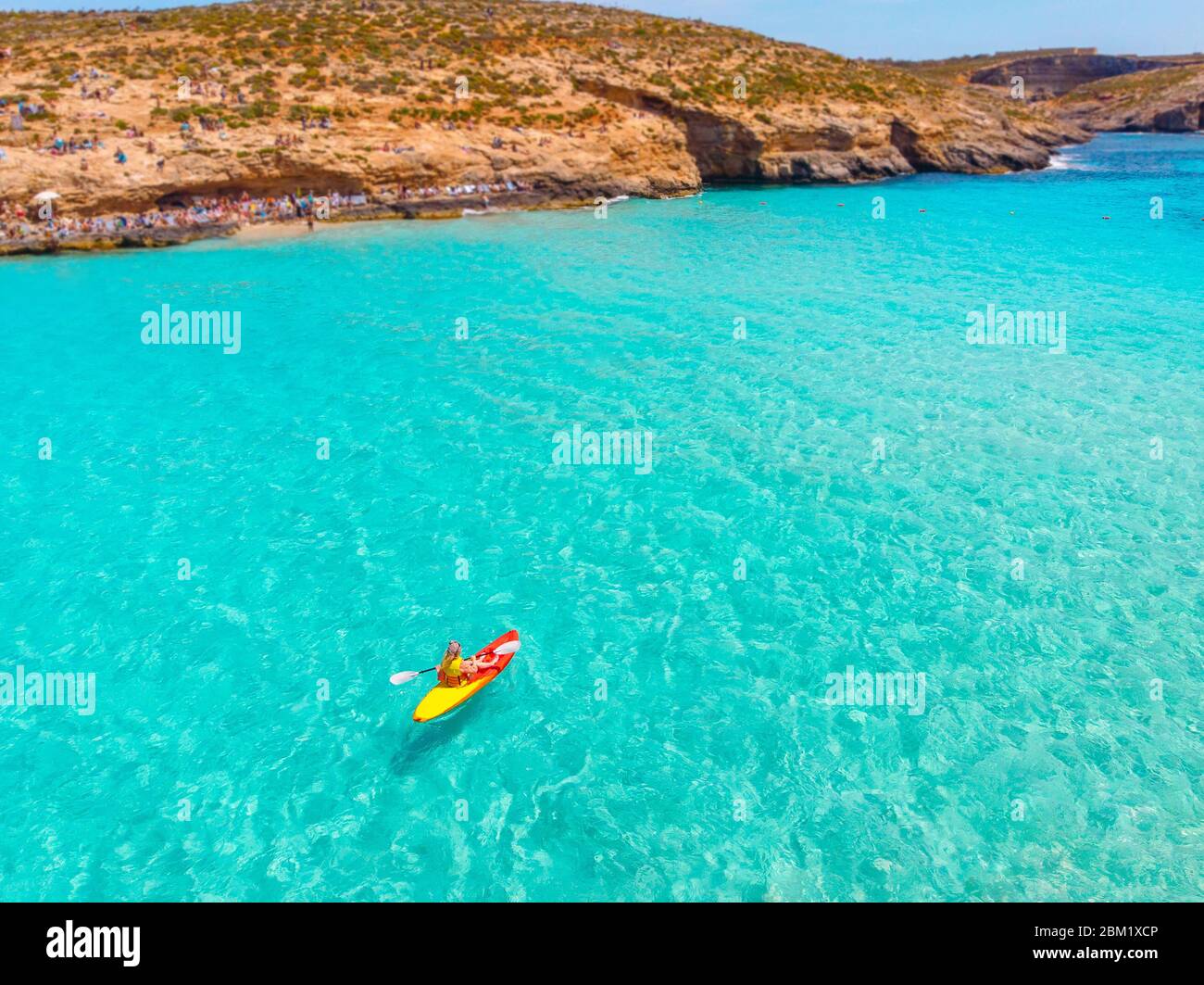 Kayak barca turchese Blue Lagoon Comino Malta acqua mare, giorno di sole. Viaggio concettuale. Vista dall'alto dell'antenna Foto Stock