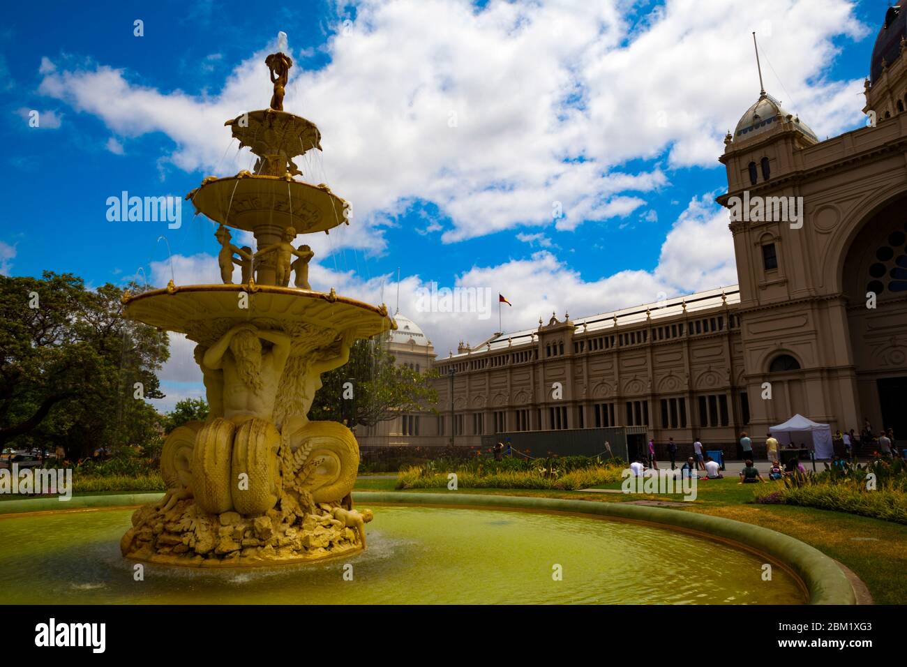 La fontana Hochgurtel di fronte al Royal Exhibition Building di Melbourne è stata progettata nel 1880 da Joseph Hochgurtel, un immigrato di Colonia, e hi Foto Stock