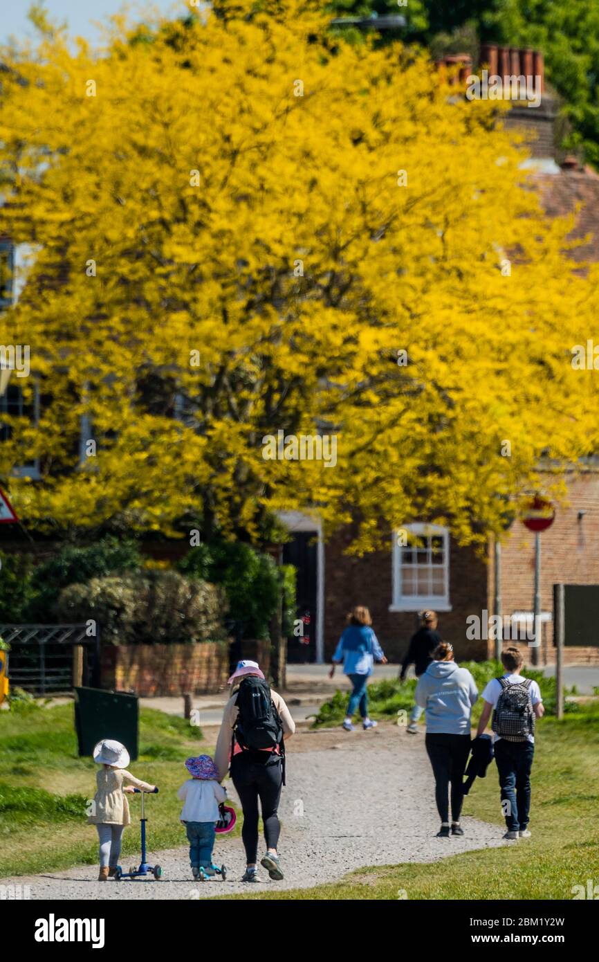 Londra, Regno Unito. 06 maggio 2020. Tutte le età godono l'opportunità di esercitarsi su Wimbeldon Common mentre il sole è fuori. Il blocco continua per l'epidemia di Coronavirus (Covid 19) a Londra. Credit: Guy Bell/Alamy Live News Foto Stock