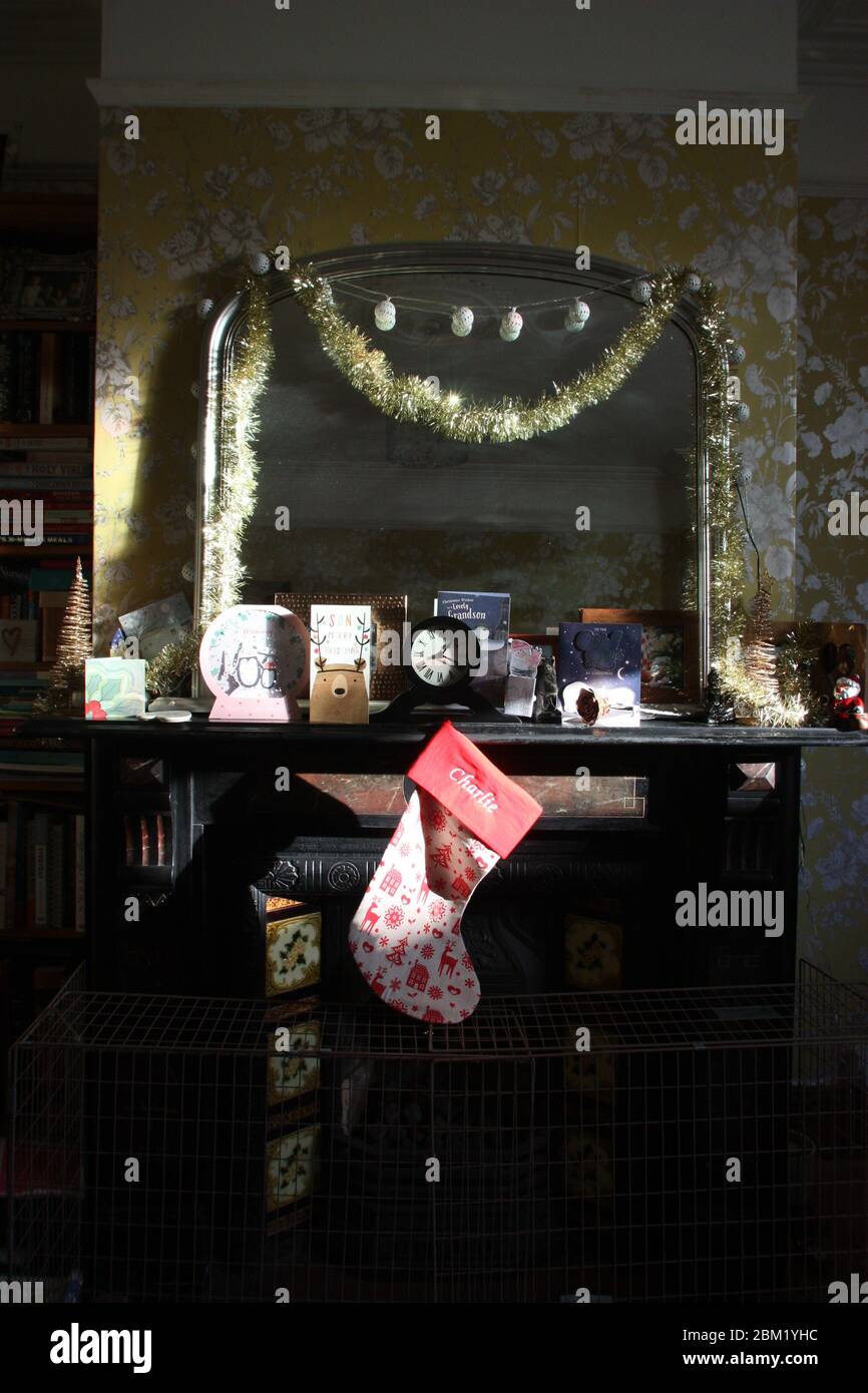 Calza di Natale appesa in su pronto per Santa su un mantelpiece Foto Stock