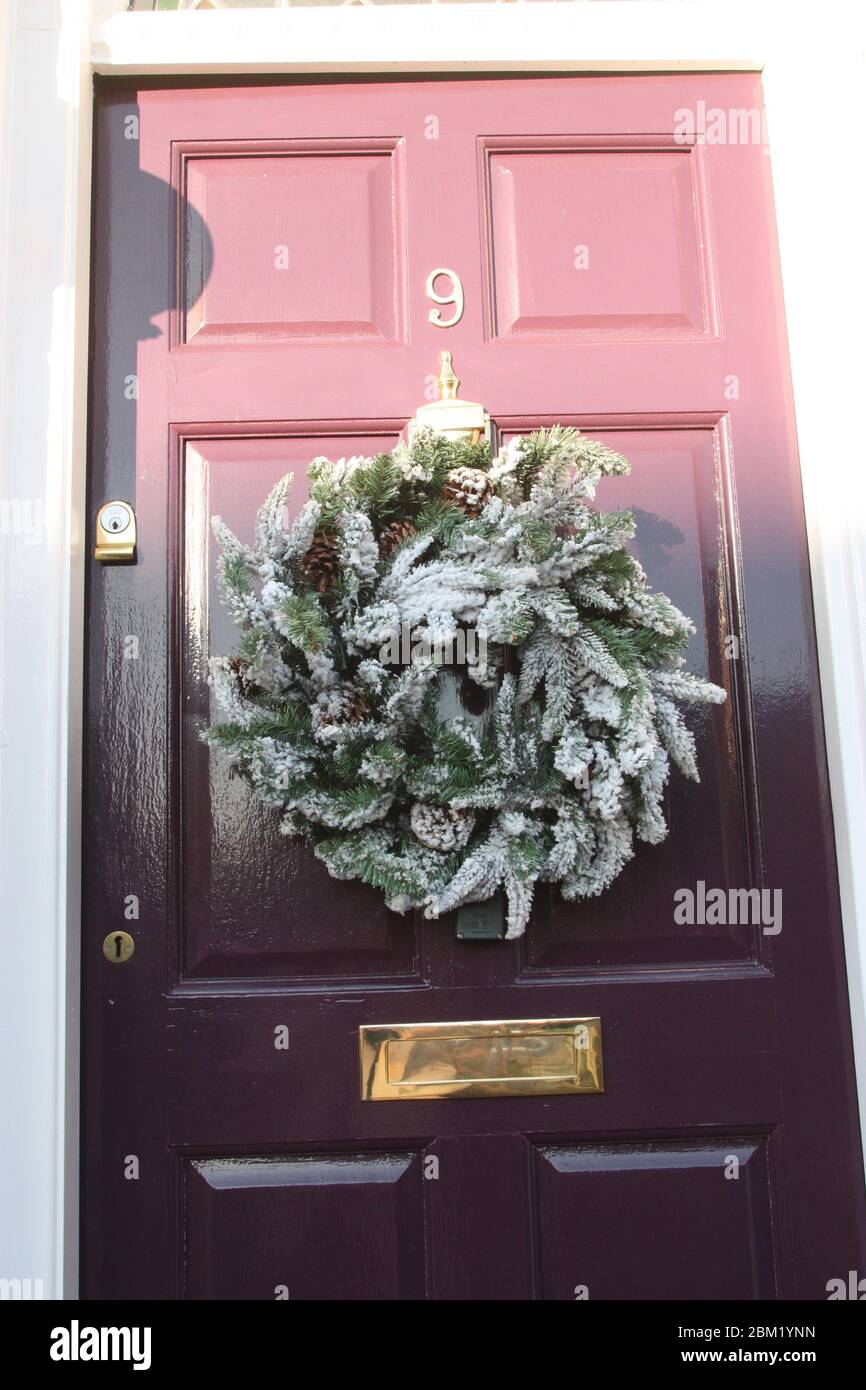 Xmas Wreath sulla porta d'ingresso viola Foto Stock