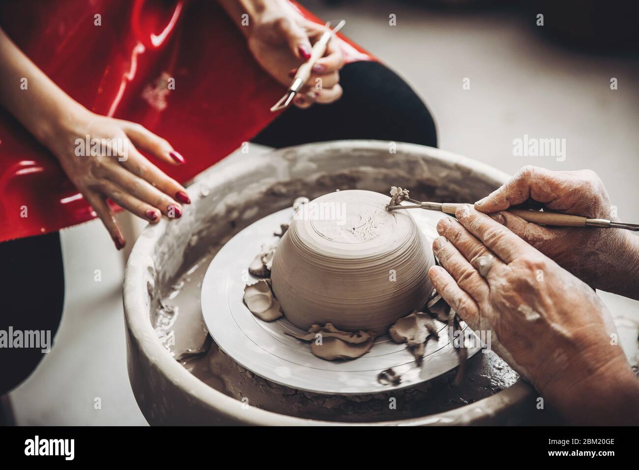 Imparare la ceramica, vecchie mani di insegnante. Guida ai concetti Foto Stock