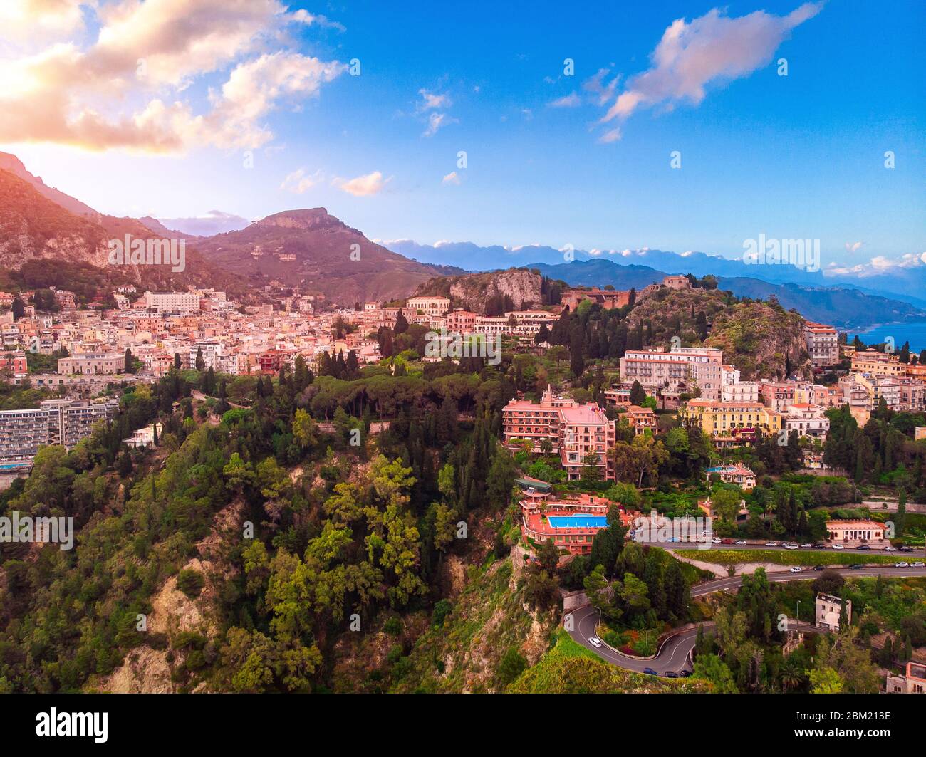 Taormina, Sicilia Italia tramonto paesaggio. Vista dall'alto aerea, foto drone. Foto Stock