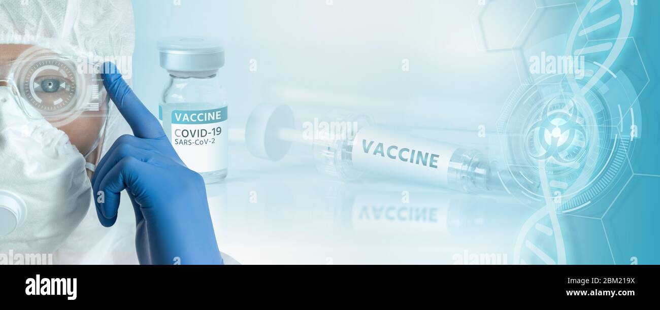 Medico in un tuta protettiva sullo sfondo di una siringa con l'iscrizione di vaccino. Sviluppo del vaccino contro il coronavirus Foto Stock