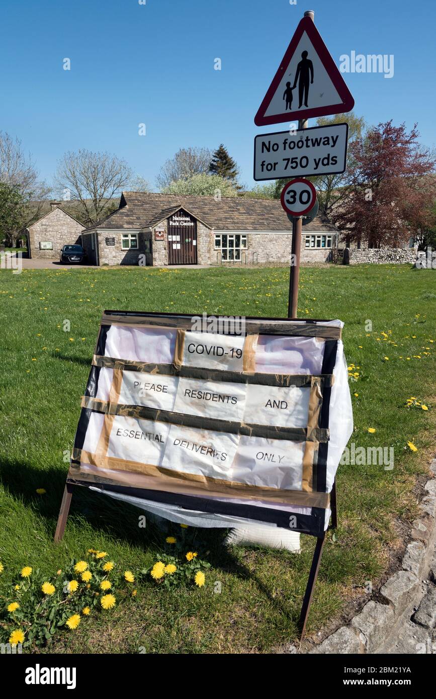 Covid-19, Malham, Yorkshire Dales National Park, Regno Unito. 6 maggio 2020. Segno progettato per scoraggiare i visitatori. Il centro visitatori del Parco Nazionale chiuso è visibile dietro. Il parcheggio del Parco Nazionale è chiuso. I fine settimana recenti hanno visto visitatori da una certa distanza e la polizia ha emesso multe al villaggio. Credit: John Bentley/Alamy Live News Foto Stock