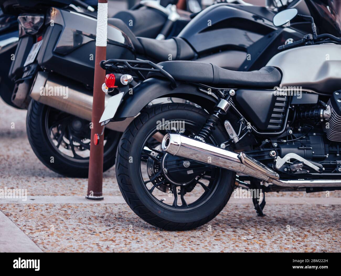 Noleggio moto scooter fila nera in piedi nel parcheggio Foto Stock