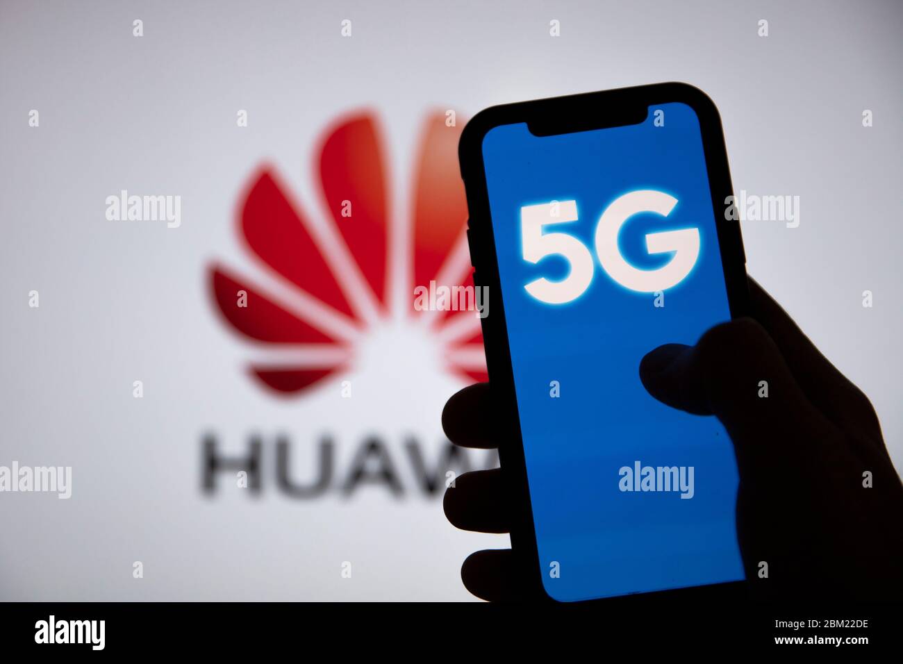 LONDRA, UK - 6 maggio 2020: Concetto di tecnologia di comunicazione 5G con logo Huawei Foto Stock