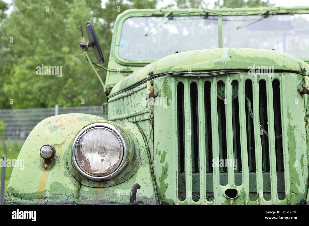 Parcheggio all'aperto per auto militari russe vecchio e arrugginito Foto Stock