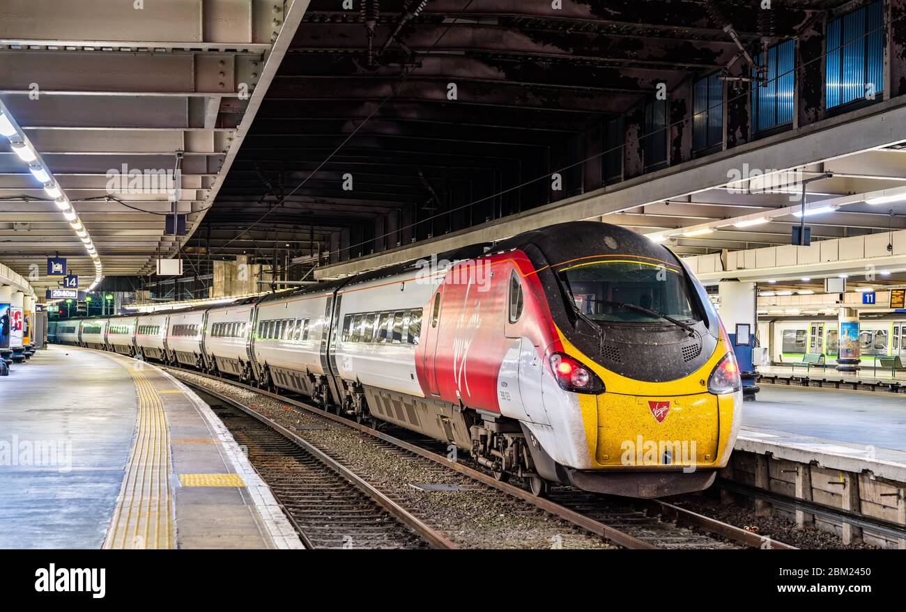 Treno espresso alla stazione di London Euston Foto Stock