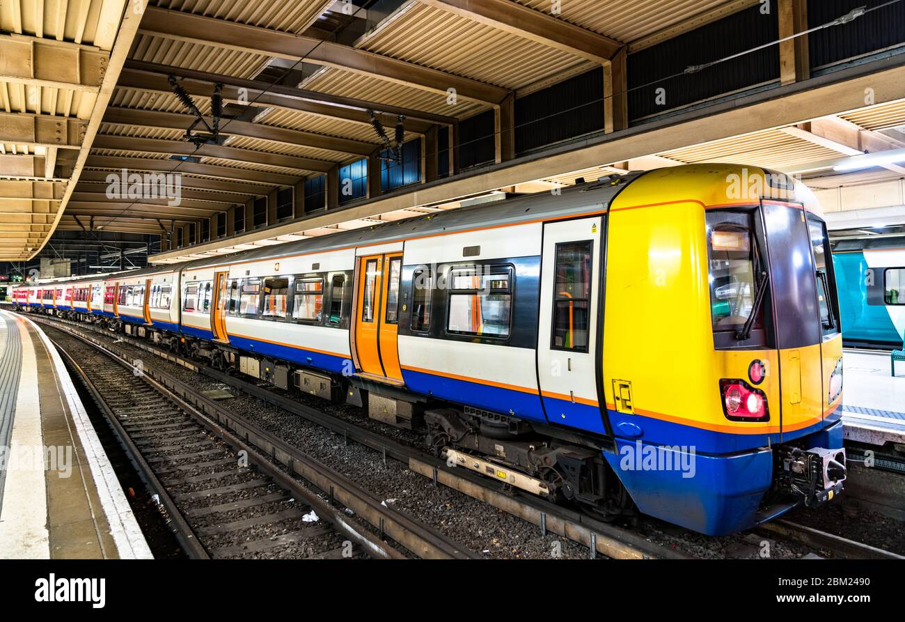 Treno per pendolari alla stazione di London Euston Foto Stock